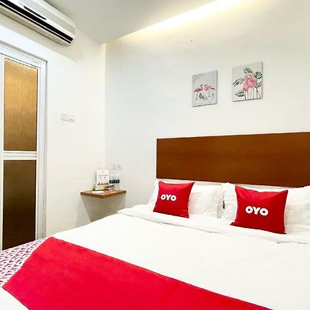 Oyo 90334 Mawlaya Hotel Байан-Лепас Экстерьер фото