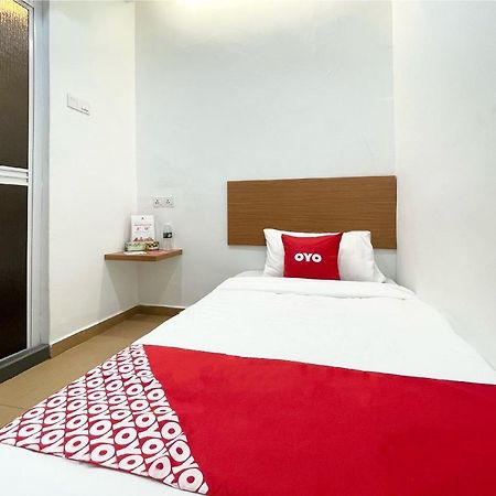 Oyo 90334 Mawlaya Hotel Байан-Лепас Экстерьер фото